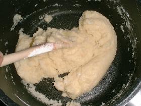 mélanger jusqu'à ce que la pâte se détache de la casserole<br /> préchauffer le four à 200°C