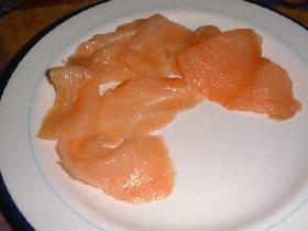 couper les tranches de saumon en morceaux et les disposer dans l'assiette