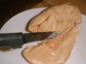 Laver le foie gras rapidement et le dénerver si nécessaire