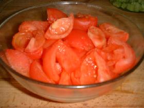 blanchir les tomates quelques minutes pour les peler facilement et les couper en quartiers