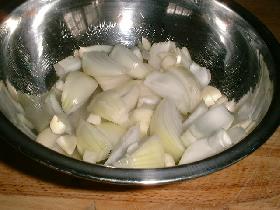 couper en lamelles ail et oignons épluchés