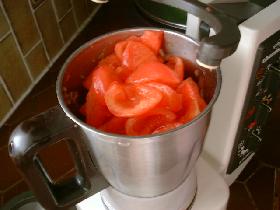 ajouter le concombre et les tomates. mixer