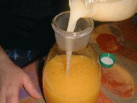 mélanger le jus d'orange et le jus de banane