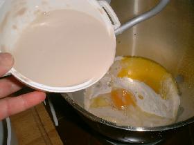 délayer la levure dans le lait et l'ajouter à la farine<br /> pétrir la pâte qui doit être souple, la couvrir et laisser lever pendant 1h30