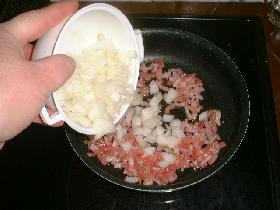 préparer la farce:<br /> dans une poêle faire revenir les lardons et les oignons émincés<br /> ajouter l'ail finement coupé et poivrer