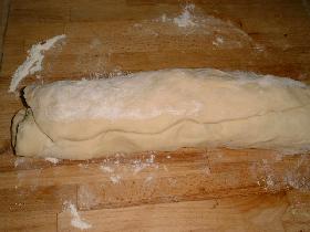 enrouler la pâte de manière serrée<br /> disposer le rouleau dans le moule en pressant pour obtenir une bonne répartition de la pâte<br /> laisser lever pendant 30mn et faire cuire 50 mn environ à 180°C