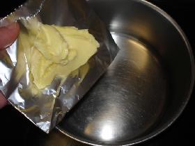 préchauffer le four à 210°C dans une casserole, verser 25cl d'eau, ajouter une cuiller à café de sel et le beurre