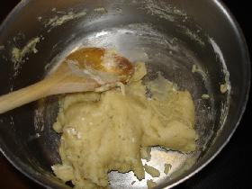 la pâte doit former une boule qui se détache des parois de la casserole