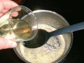 ajouter le vin blanc et laisser cuire l'échalote quelques minutes sans la faire dorer