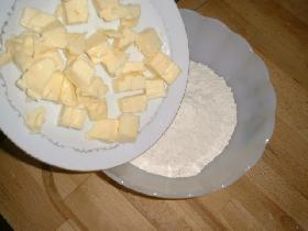 Dans un saladier, mélange le sel à la farine.<br /> Puis ajouter le beurre en morceau.