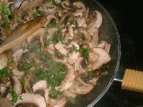 puis ajouter les champignons, le persil
saler et poivrer, et laisser cuire 5 min (réserver le jus de cuisson)