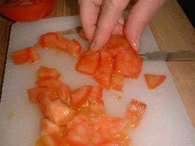 laver les tomates et les couper en dés