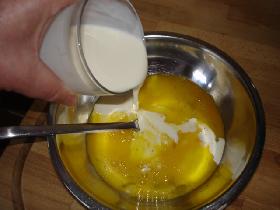 pendant ce temps, fouetter les oeufs avec la crème fraiche <p>saler, poivrer et ajouter une pointe de muscade