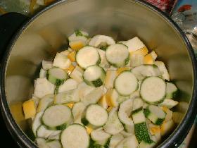 laver les courgettes et les couper en fines rondelles dans une cocotte