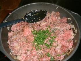 incorporer les viandes hachées ainsi que le jambon , le persil ciselé, sel, poivre et thym<br /> bien mélanger