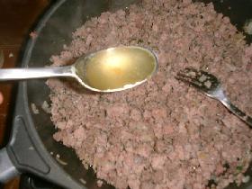 ajouter le bouillon de volaille et laisser mijoter jusqu'à ce que le bouillon<br /> soit absorbé<br /> à l'aide d'une fourchette, émietter la viande