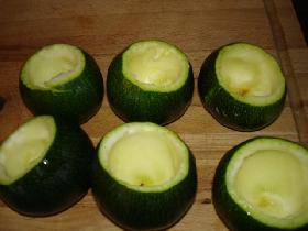 couper le chapeau des courgettes et les creuser en laissant un peu de pulpe pour ne pas les abÃ®mer<br /> garder le reste de pulpe dans un bol