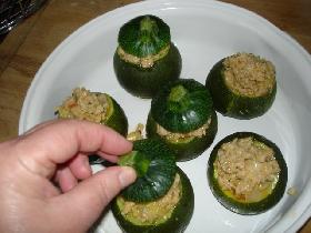 farcir les courgettes et remettre le chapeau <p>cuire Ã  180Â°C pendant 30 minutes ( selon four )