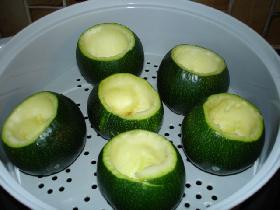 cuire les courgettes 10 mn Ã  la vapeur <p>cette prÃ©cuisson n'est pas obligatoire<br /> vous pouvez les cuire directement au four