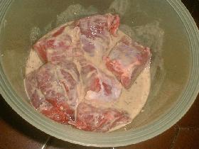 Mélanger la moutarde, le cognac, le vin blanc, et les fleurs de thym puis enduire les tron?ons de filet de porc de ce mélange et mettre au réfrigérateur pendant 1 heure