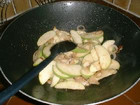 ajouter les pommes aux oignons et cuire 10mn en remuant pour faire fondre les pommes