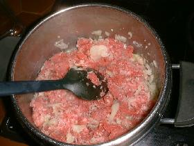 ajouter les hachis de viande, aromatiser avec thym, laurier, sel et poivre<br /> verser le bouillon de volaille (fait avec un cube ) et laisser cuire lentement jusqu'à ce que le jus de cuisson soit évaporé</p> <p>laisser refroidir