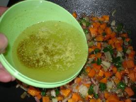 faire fondre un cube de bouillon de boeuf dans 30cl d'eau et verser sur les légumes