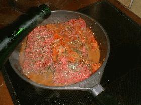 ajouter la viande hachée et laisser revenir<br><br /> puis ajouter les tomates coupées en dés, le vin blanc, le persil et le thym