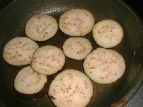 couper les aubergines en rondelles de 1 cm d'épaisseur et les faire revenir 1min de chaque c?té