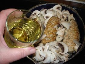 et les champignons .Verser le vin blanc et laisser mijoter 20mn environ <p>en fin de cuisson, vous pouvez épaissir la sauce avec une càs de sauceline