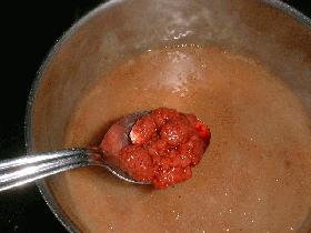 ajouter les framboises préalablement égouttées et faire attendre au bain-marie