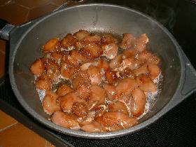 couper les blancs de poulet en cubes et faire macérer une heure avec 4 cuillères à soupe de sauce soja et une pincée de poivre
frire le poulet dans 4 cuillères à soupe d'huile