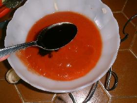 préparer la sauce: dans un bol,  mélanger la sauce tomate, le sucre, le vinaigre, un demi verre de jus d'ananas récupéré et le sel