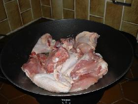 dans une cocotte, faire dorer les morceaux de poulet dans l'huile d'olive. saler, poivrer