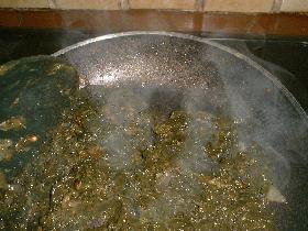  puis ajouter l'oseille que vous aurez préalablement équeutée, lavée, essorée et hachée
<br />
laisser revenir 5 bonnes minutes en couvrant pour faire fondre l’oseille”></p>
<p class=