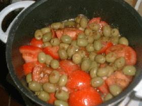 Couper les tomates en quartiers, les ajouter à la viande ainsi que le concentré de tomates (dilué dans un verre d'eau) et le vin blanc.Saler, poivrer. ajouter thym laurier, romarin et olives. laisser mijoter très lentement pendant une heure.