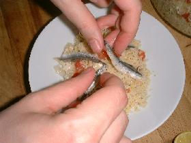 disposer le taboulé dans les assiettes et décorer avec les anchois
