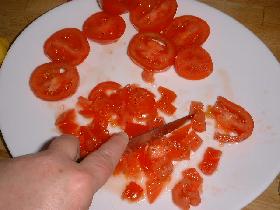pendant ce temps, couper les tomates en dés