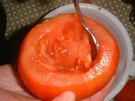 évider les tomates en prenant soin de garder pulpe et jus dans une casserole