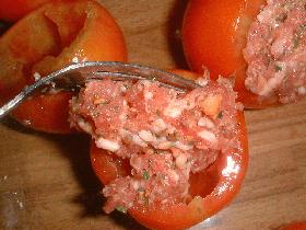 après avoir bien malaxé la farce, remplir les tomates